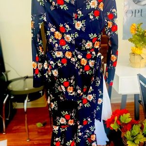 MIDI V necked dress with floral patterns
